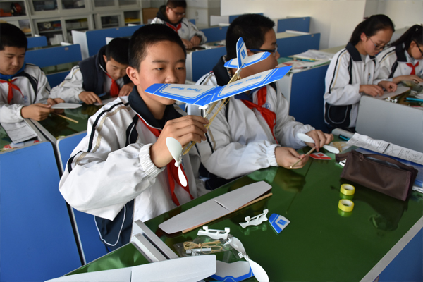 航模活动小组学生现场制作飞机模型