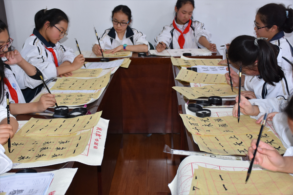 汇承中学学生练习书法